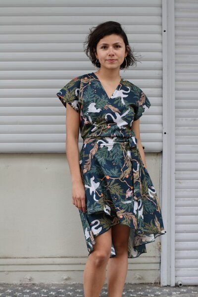 Thumbnail - ManduTrap Wickelkleid Feline aus Bio-Baumwolle (kbA) mit Schwanenmuster - Nachhaltiges Sommerkleid