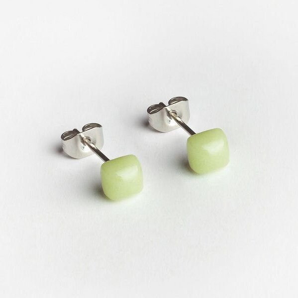 ALEXASCHA Winzige Ohrstecker aus recyceltem Glas | 4mm