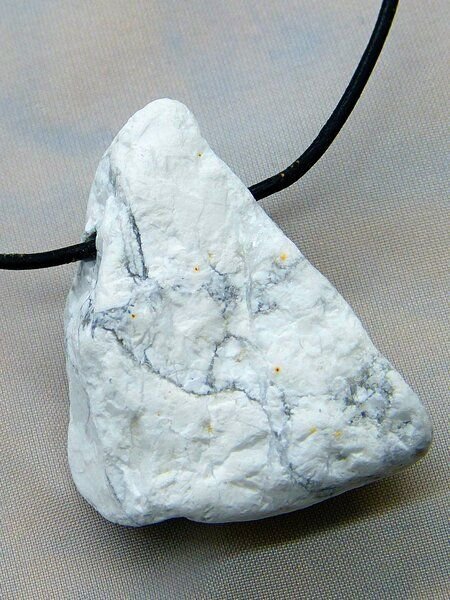 OneWorldMinerals Magnesit, roh belassene Schmuckanhänger (entgratet)