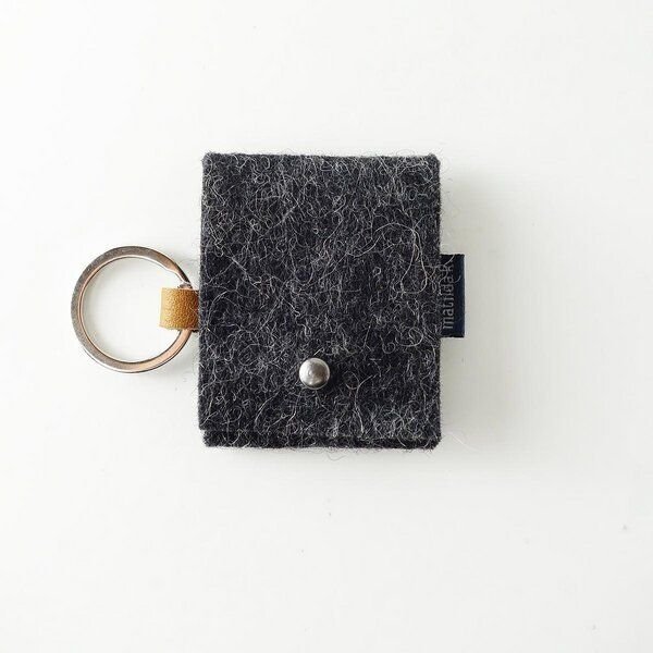 matilda k. manufaktur Schlüsselanhänger aus Wollfilz mit Täschchen für Einkaufswagen-Chip 'august'