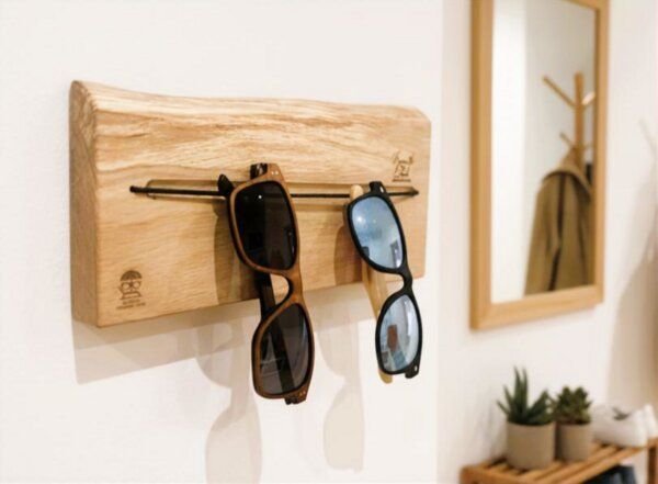 Portia by Callidus Designs Brillenhalter aus massiver Eiche mit Naturkante – Wandhalterung mit Gummiband für Brillen & S...