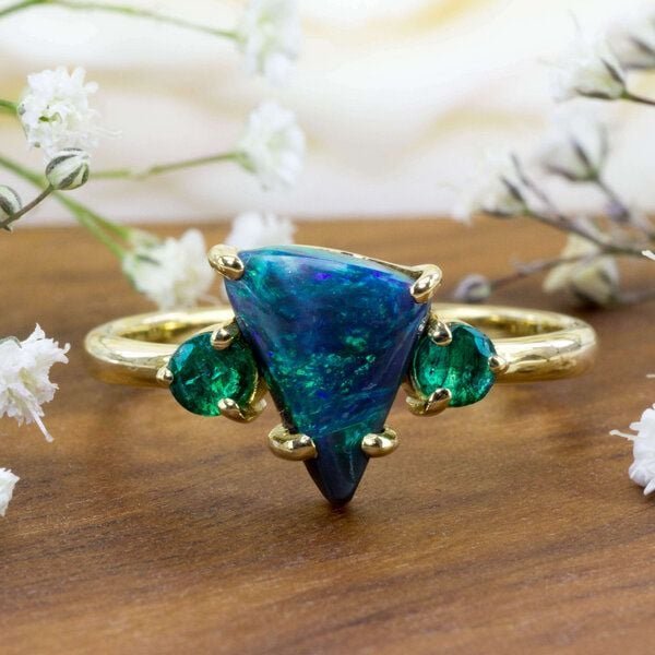 Spirit of Island Gold Ring | Schwarzer Opal & Smaragd