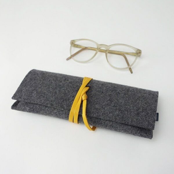 matilda k. manufaktur Brillenetui 'auguste' XL für breite Brillen aus Wollfilz dunkelgrau mit Lederband