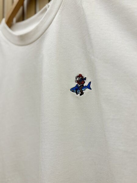 Purewater Cowboy auf einem Hai | Besticktes Bio Baumwoll T-Shirt | Stickerei