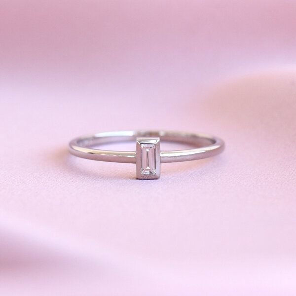 Eppi Minimalistischer Goldring mit Baguette Saphir Avice