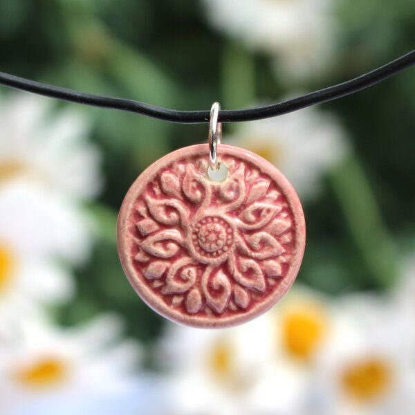 Schönes aus Indochina Schmuck aus Keramik, Anhänger Blume und Fächer am Kautschukcollier