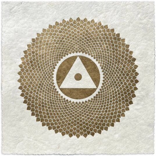 Thumbnail - Veskor Cassiopeia SAHASRĀRA Chakra-Meditations-Linoldruck | 22 × 22 cm | Gold auf Naturweiß