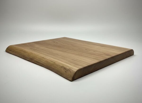 Portia by Callidus Designs Schneidebrett aus massiver Eiche mit Naturkante – rustikal, edel, einzigartig - personalisier...