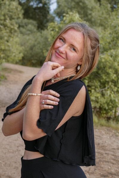 Vivien Joy Crop Top mit Rückenausschnitt und weiten Ärmeln - Farrah Flower Top