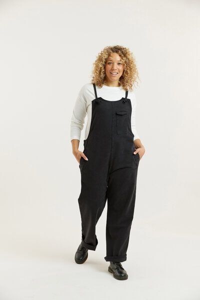 Flax and Loom Tencel-Baumwoll Latzhose Relaxed Fit Modell: Lou Barker