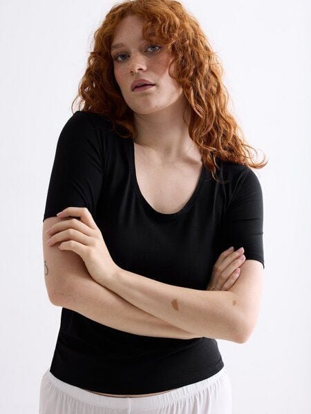 Thumbnail - erlich textil Light Touch tiefausgeschnittenes T-Shirt aus weichem Modal, made in Europe