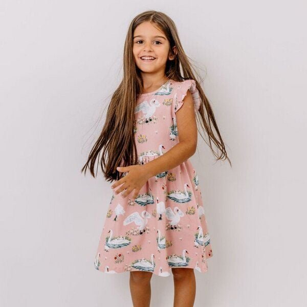 Kinderkleid GOTS zertifiziert, rosa, „Swans in Spring“ Schwan-Allover, Kurzarm, weich – Walkiddy