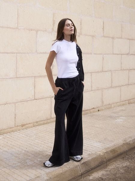 WOTE Black Denim Wide Leg aus Bio-Baumwolle