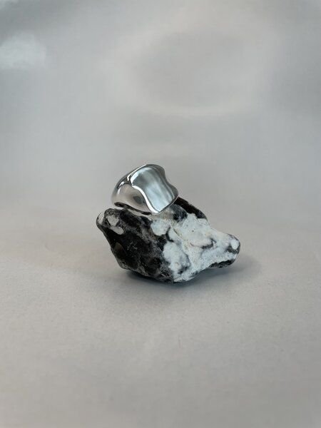 noemvri fashion label asymmetrischer Siegelring