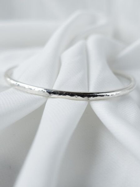 ST'ATOUR XENIA BOLD - gehämmerter Armreif