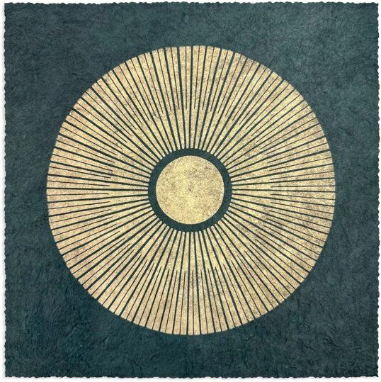 Veskor Cassiopeia CENTRAL SUN Sonnen Linoldruck | 22 × 22 cm | Gold auf Waldgrün