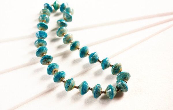 PEARLS OF AFRICA Kurze Halskette aus großen runden Papierperlen "LUPITA"