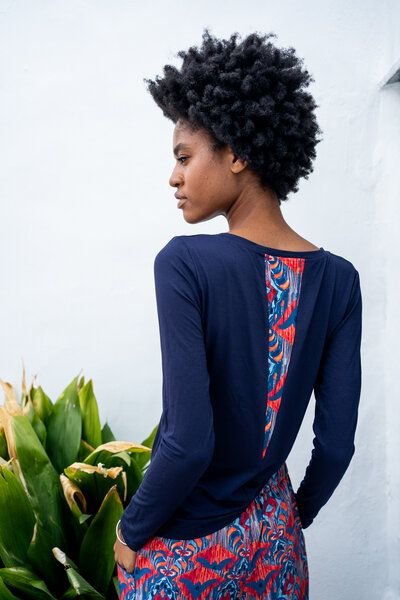 KOKOworld Shirt Amal – elastisch und körpernah – perfekt für Yoga und Alltag – V-Ausschnitt vorne und Print-Dreieck am R...