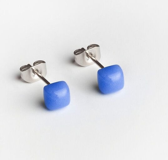 ALEXASCHA Winzige Ohrstecker aus recyceltem Glas | 4mm