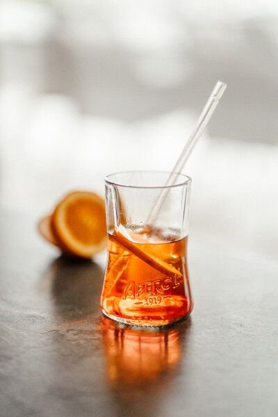 MaBe Aperol Glas - Upcycling - tolles und witziges Geschenk - MIT Glashalm - 1 Stück im Geschenkkarton