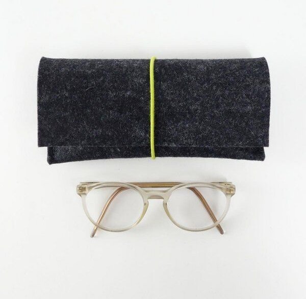 matilda k. manufaktur Brillenetui aus Wollfilz 'auguste' mit Rundgummi-Verschluß in vielen Farben