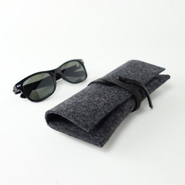 matilda k. manufaktur Brillenetui 'auguste' XL für breite Brillen aus Wollfilz anthrazit mit Lederband