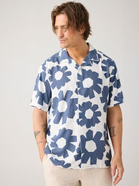 Thumbnail - KnowledgeCotton Apparel Lockeres Kurzarmhemd mit Print aus Ecovero und Bio-Leinen