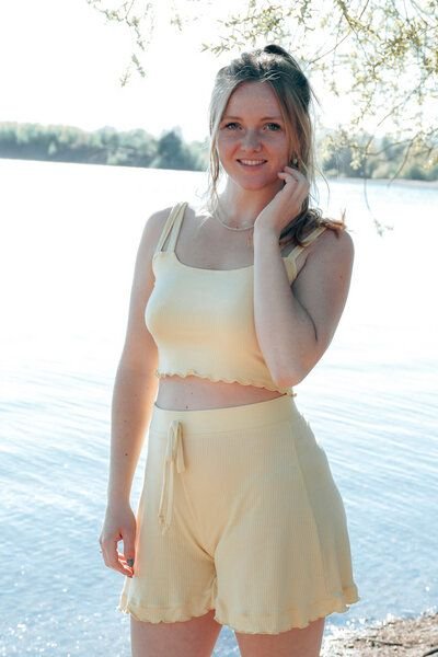 Vivien Joy Crop Top mit Rüschen - Farrah