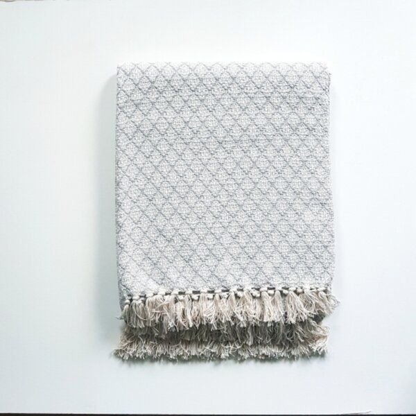 BAGHI Plaid aus recycelter Baumwolle von Hand gewebt