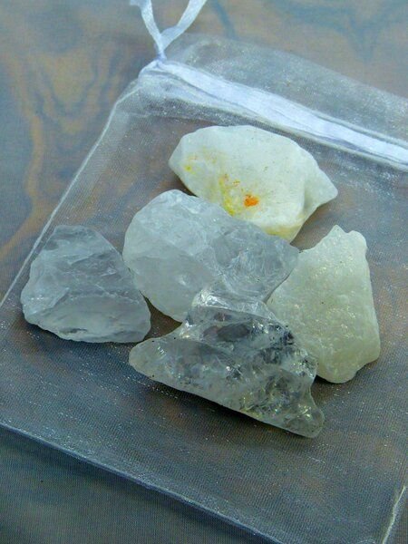 OneWorldMinerals Bergkristall Wassersteine im Organzabeutel - quintESSENCE Wassersteine