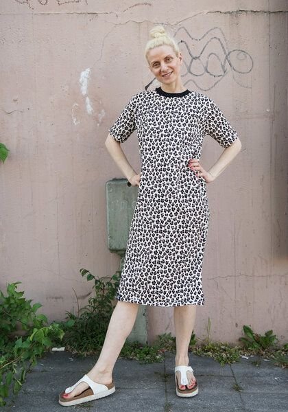 Lena Schokolade Leo Kleid mit schwarzem Ausschnitt aus Bio-Jersey