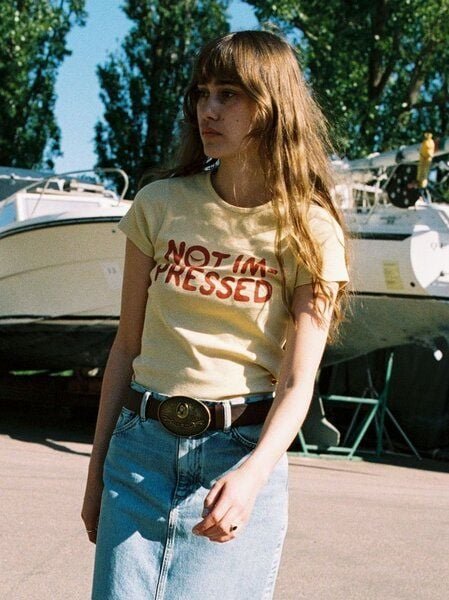 Nudie Jeans Damen T-Shirt "Eve Not Impressed" aus Bio Baumwolle, Mustard