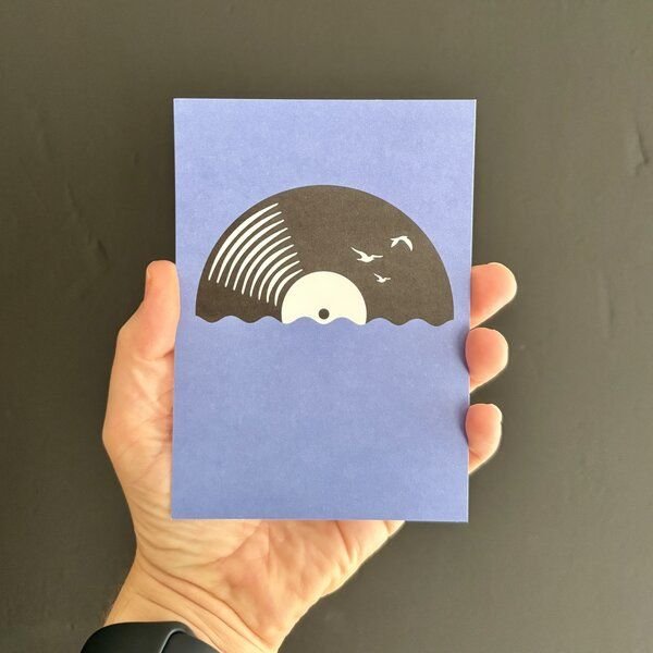 ilovemixtapes Postkarte "Vinyl Sea" – Schallplatten-Illustration für Musikliebhaber