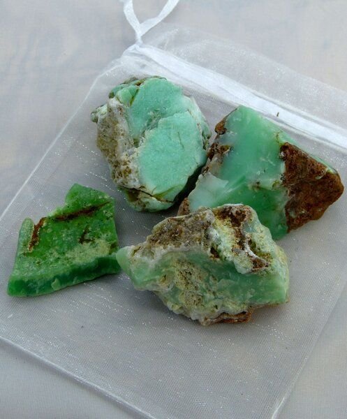 OneWorldMinerals Chrysopras Wassersteine im Organzabeutel - quintESSENCE Wassersteine