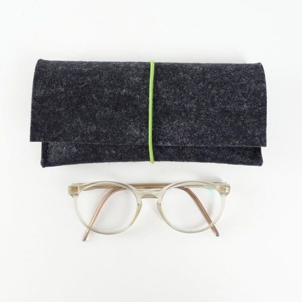 matilda k. manufaktur Brillenetui aus Wollfilz für 2 Brillen 'doppelte auguste' mit Rundgummi-Verschluß in vielen Farben