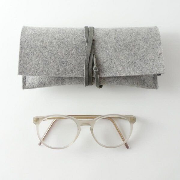matilda k. manufaktur Brillenetui aus Wollfilz hellgrau mit Lederband 'auguste'
