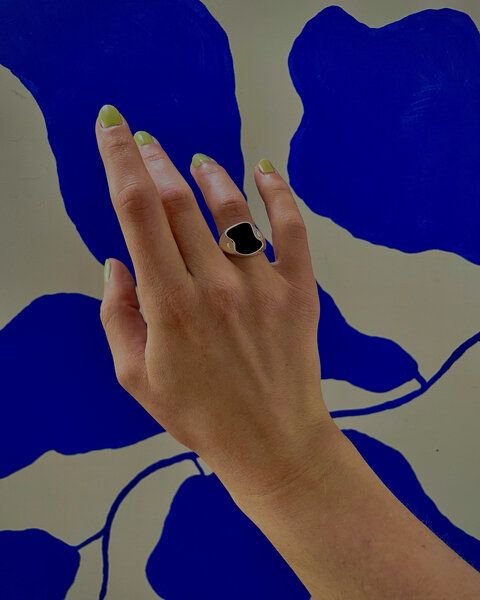 noemvri fashion label asymmetrischer Siegelring silber mit schwarzer Plexiglas Platte