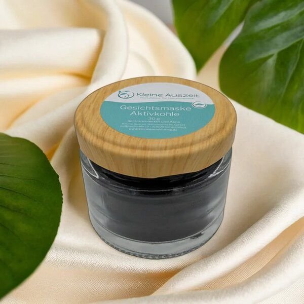 Kleine Auszeit Manufaktur Gesichtsmaske Aktivkohle - tiefenreinigend und klärend für unreine Haut, feuchtigkeitsspendend