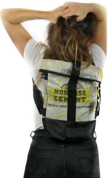 Nyuzi Blackwhite Umhängetasche | recycelt aus Zementsäcken | 2 in 1 Tasche und Rolltop Rucksack in verschiedenen Farben ...