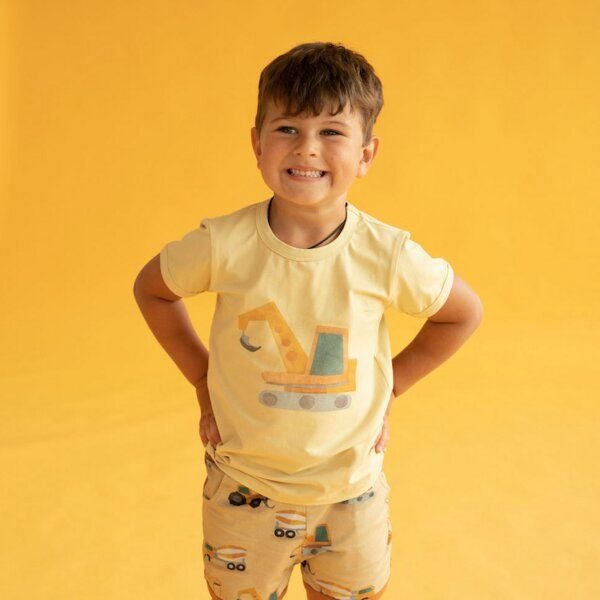 Curious Stories T-shirt für Kinder aus Bio-Baumwolle uni mit dem Baustellen-Print und Uni Hintergrund
