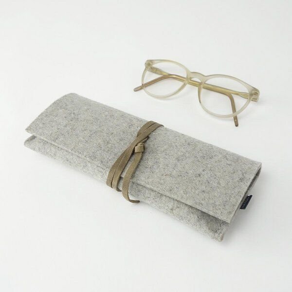 matilda k. manufaktur Brillenetui 'auguste' XL für breite Brillen aus Wollfilz hellgrau mit Lederband