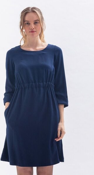 Studio Hertzberg Knielanges Kleid WAR-RISS mit schmalem Gürtel und Ärmelaufschlag aus Tencel