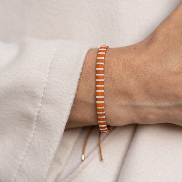 juni Herbstliches Perlenarmband "Mara" mit verstellbarer Schiebeperle aus recyceltem Gold oder Silber