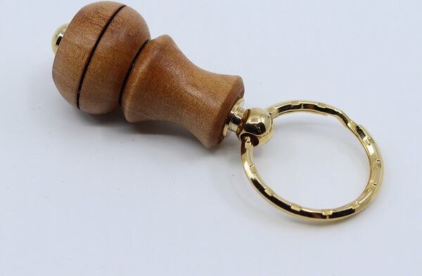 Lajos Varga Schlüsselanhänger Nussbaum