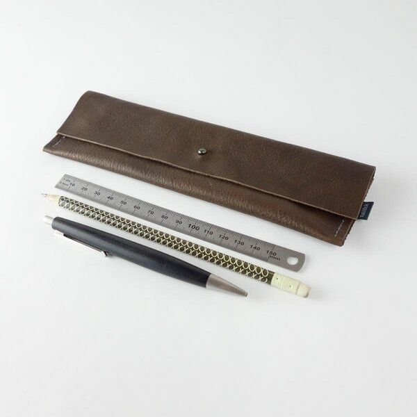 matilda k. manufaktur Stiftemäppchen aus Bio-Leder in verschiedenen Farben mit Knopfniete 'leonore k.'