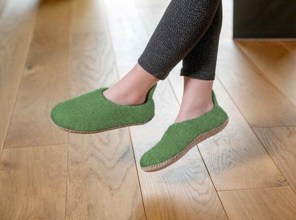 naturling Filz Kinder Hausschuhe mit Anziehlasche und Ledersohle