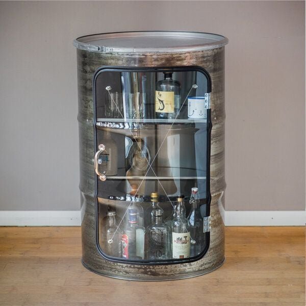 Lockengelöt Hausbar Vitrine aus einem Hamburger Ölfass.
