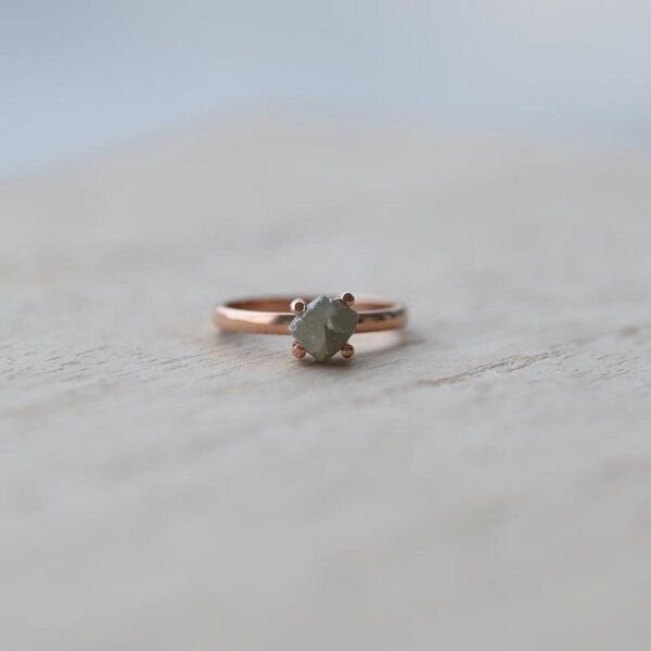 Eppi Goldener Ring mit Rohdiamant Nemy