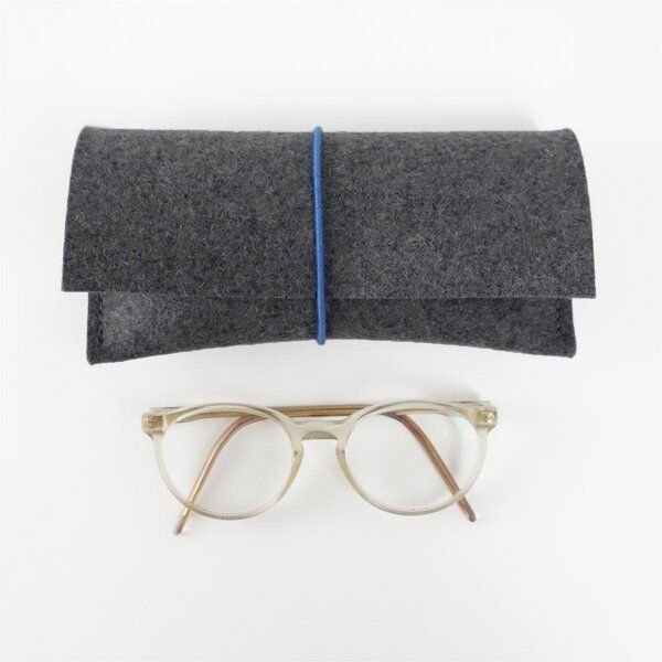 matilda k. manufaktur Brillenetui aus Wollfilz 'auguste' mit Rundgummi-Verschluß in vielen Farben