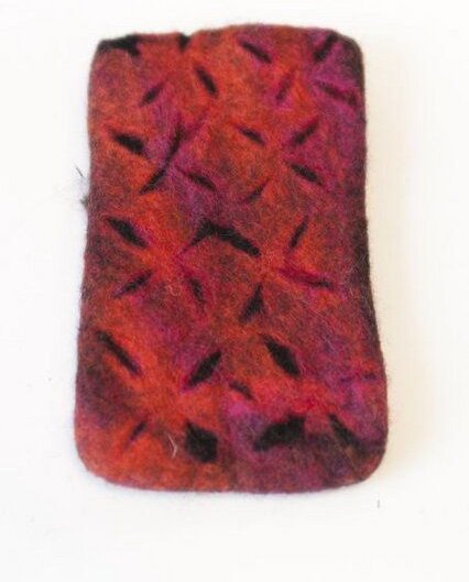 Thumbnail - short'n'pietz iPhone-Hülle aus Filz mit ausgestanztem Muster